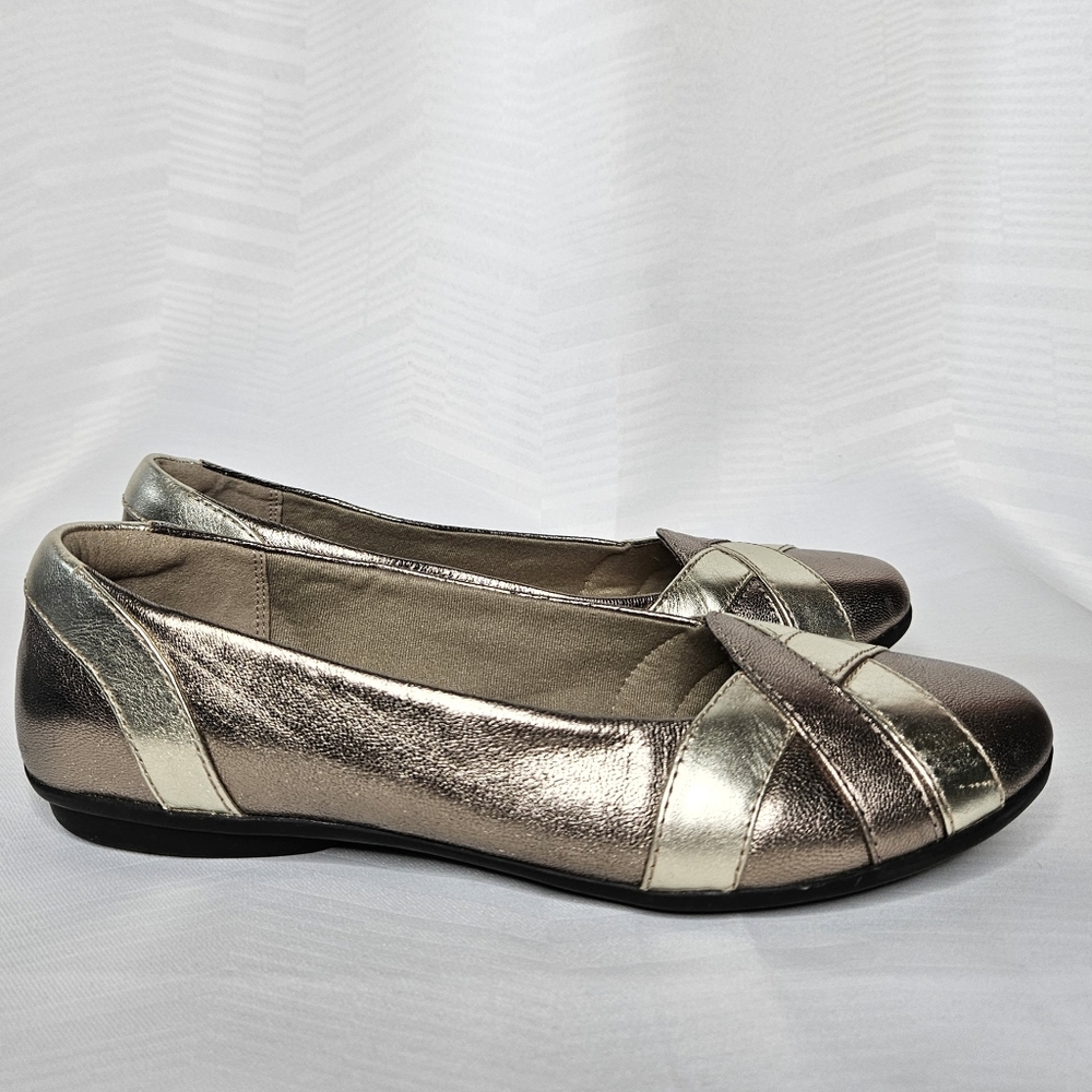 Collection by Clarks Womes Metallic Flat Slip On Size 8